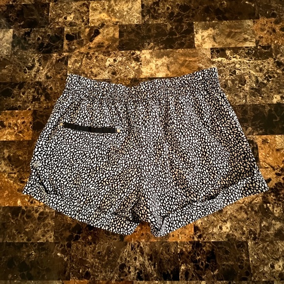 LULULEMON spring break away 3” short Black and White mosaic size 6 EUC - Picture 9 of 11